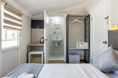 Double Room with Terrace image 3
