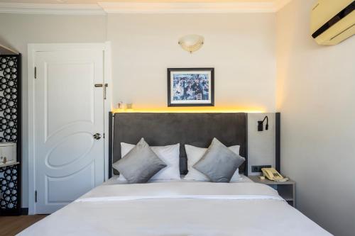 Double Room with Terrace image 6