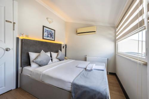 Double Room with Terrace image 7