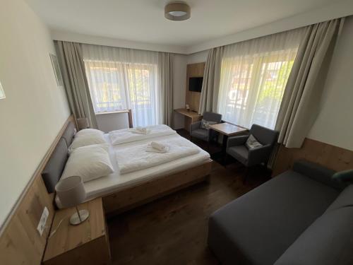 1 queen bed, 1 twin bed