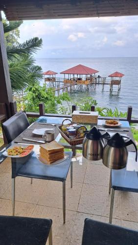 Restoranas, Dolidi Ndano Towale Resort in Tentena