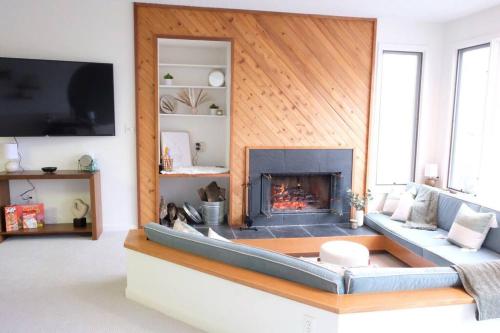 Wild Ridges! Wineries, Hiking, Fireplace, Pets! in Mount Torry Furnace, USA