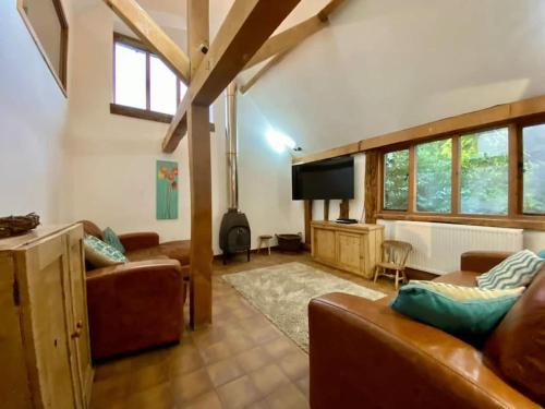 共用Lounge/電視區, DADIO's Barn - Indoor Swimming Pool 400 Years Old & Hot tub in 克蘭布魯克