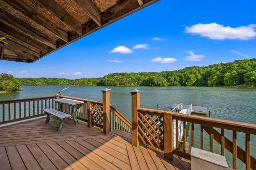 Lakefront Retreat With Mountain Views, Private Boat Launch And Dock Lakefront Retreat With Mountain Views, Private Boat Launch And Dock