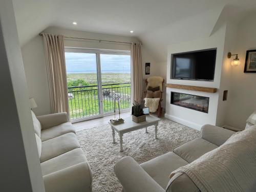 Two Bedroom Deluxe Sea View Guest Suite in 伊尼斯莫爾島