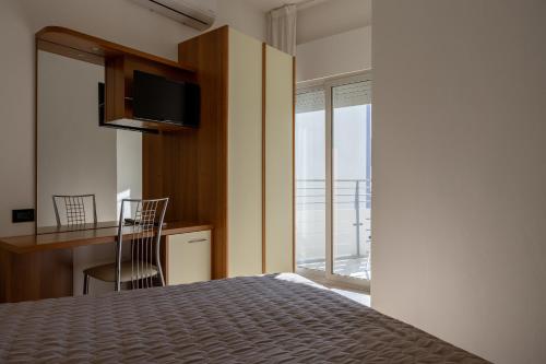 Double Room with Balcony and Side Sea View image 10