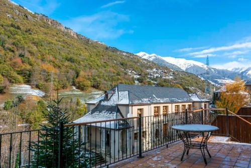 Apartamento a 15 minutos de Baqueira con parking y terraza in Es Bòrdes