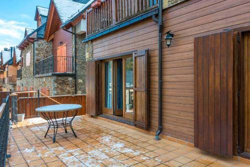 Apartamento a 15 minutos de Baqueira con parking y terraza in Es Bòrdes