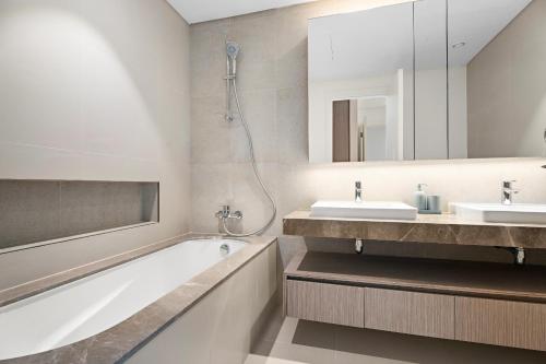 Vayk - Bright & Elegant 2 BHK apartment with Creek Views - image 5