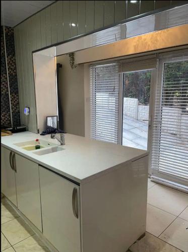 Smart Large Room with disabled facilities Idealy Located near Doncaster - Rotherham -Sheffield in Rawmarsh