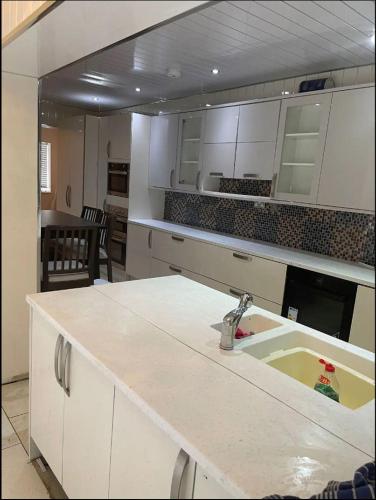 Smart Large Room with disabled facilities Idealy Located near Doncaster - Rotherham -Sheffield in Rawmarsh