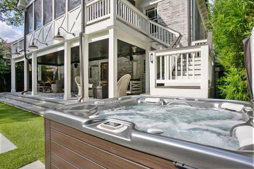 Piedmont Park Pool-Side Retreat in Morningside-Lenox Park