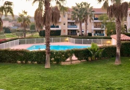 L’azuréenne vue sur piscine - Location saisonnière - La Seyne-sur-Mer