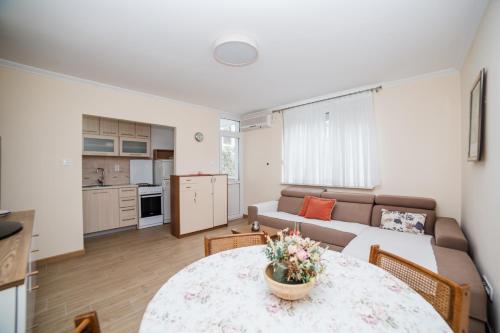 One-Bedroom Apartment image 8