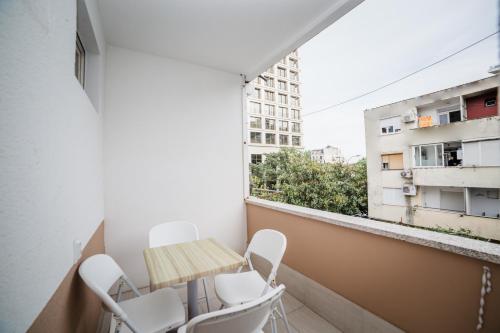 One-Bedroom Apartment image 6