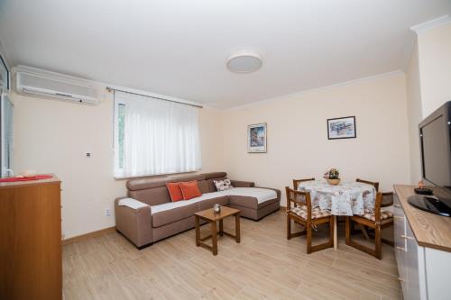 One-Bedroom Apartment image 5