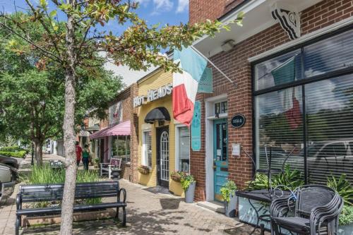 Central Location, Pet Friendly Fenced Backyard! in Charleston, USA