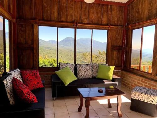 Entre Montañas (Entre Montanas) in Apaneca