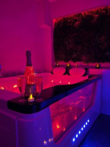 Love room: Aux plaisirs des sens jacuzzi privé - Location saisonnière - Barr