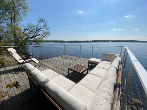 Cozy family waterfront retreat recently renovated in Glenora (ON)