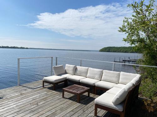 Cozy family waterfront retreat recently renovated in Glenora (ON)