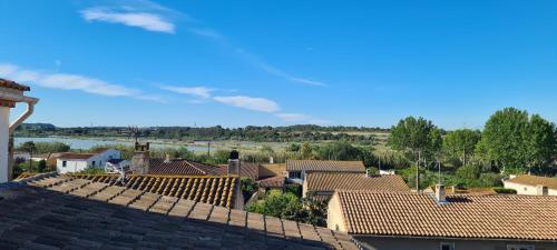 Agréable Gîte avec terrasse surplombant l'étang de Rassuen - Location saisonnière - Istres