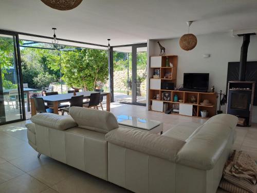 VILLA climatisée, avec 3 Chambres , Piscine, et terrain arboré (VILLA climatisee, avec 3 Chambres , Piscine, et terrain arbore) in Le Mouranier