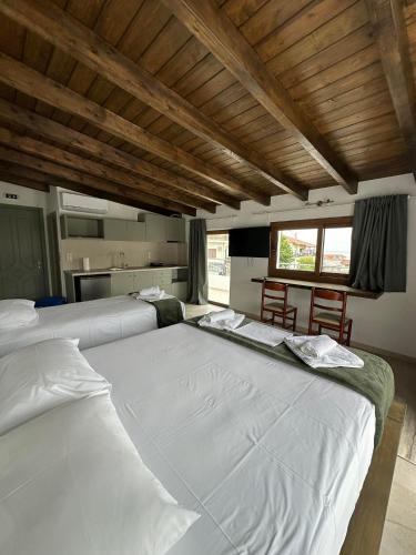1 queen bed, 1 twin bed