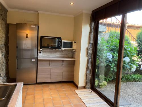 Kitchen, Bergui Hostel in Mesao Frio