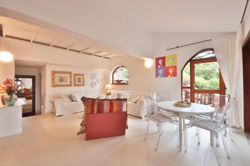 Skupni salon/TV območje, Cottage Dolcevita by KlabHouse in Costa Serena