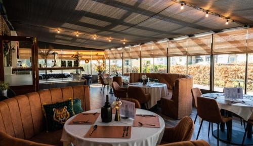 Restaurante, Kindvriendelijk luxe chalet in de bossen met privé sauna (Kindvriendelijk luxe chalet in de bossen met prive sauna) in Harderwijk