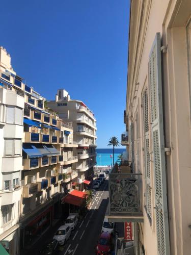 Room in City Centre & 50m to Beach -- Located in a beautiful Apartment with Seaview Balcony - Pension de famille - Nice