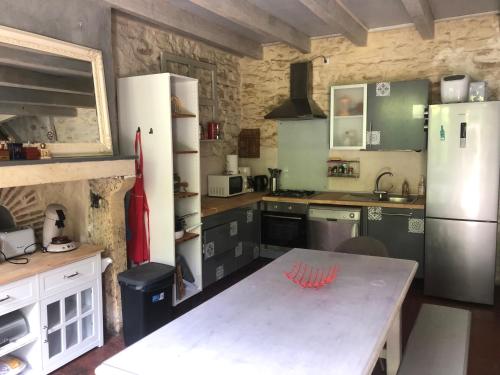 virtuve, Le Cottage de Laugère - Gite avec piscine (Le Cottage de Laugere - Gite avec piscine) in Charenton-du-Cher