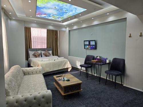 1 queen bed, 1 sofa bed