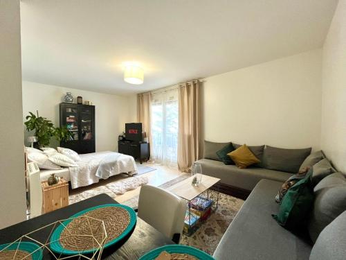 Cozy Private Room - 4 min Walk to Metro Station - Pension de famille - Saint-Ouen-sur-Seine