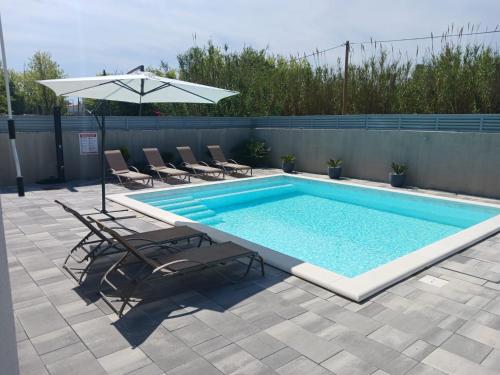 Seaside family friendly house with a swimming pool Privlaka, Zadar - 23159