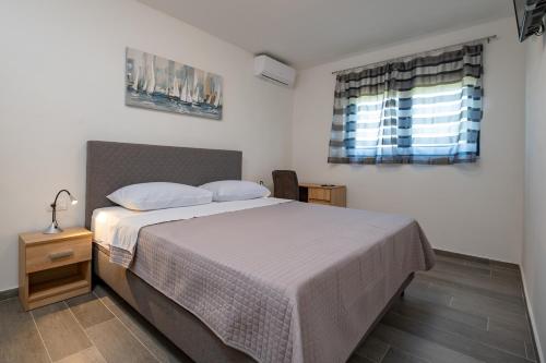 Seaside family friendly house with a swimming pool Privlaka, Zadar - 23159