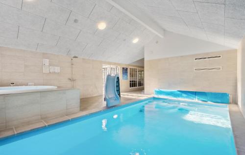 Uima-allas, Amazing Home In Blavand With Sauna in Oksby