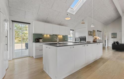 keittiö, Amazing Home In Blavand With Sauna in Oksby
