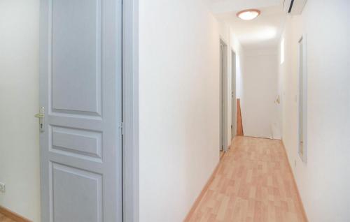 Stunning Apartment In Le Sambuc With Wifi - image 5