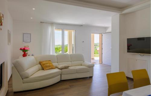 Lovely Home In Appignano Del Tronto in Appignano Del Tronto