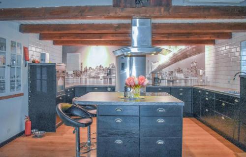 Kitchen, 4 Bedroom Beautiful Home In Garsnas in Skraddarod