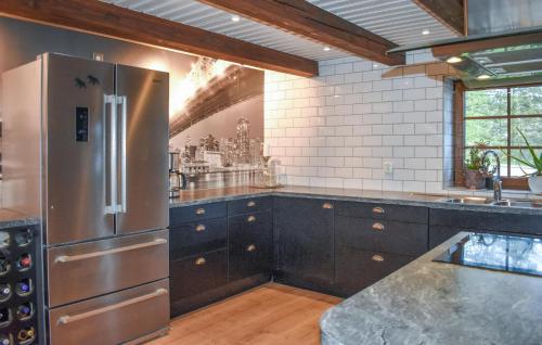 Kitchen, 4 Bedroom Beautiful Home In Garsnas in Skraddarod