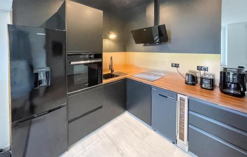 кухня, Lovely Home In Menglon With Wifi in Menglon