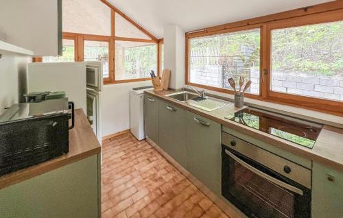 廚房, Awesome Home In Cerqueto Di Civitella in 奇維泰拉德爾特龍托