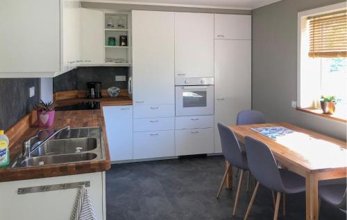 virtuve, Lovely Home In Bjordal With Kitchen in Bjordala