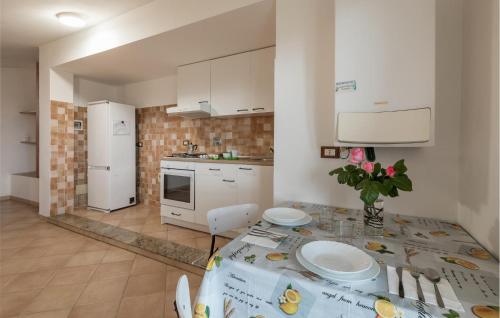 virtuve, Awesome Apartment In Castelnuovo Di Porto in Castelnuovo Di Porto