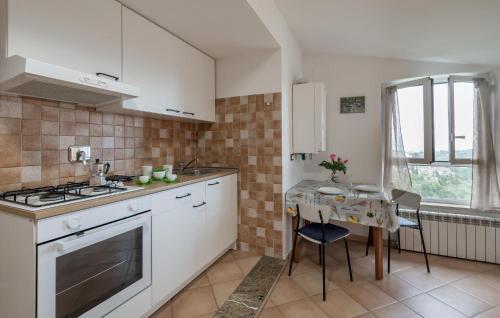 virtuve, Awesome Apartment In Castelnuovo Di Porto in Castelnuovo Di Porto