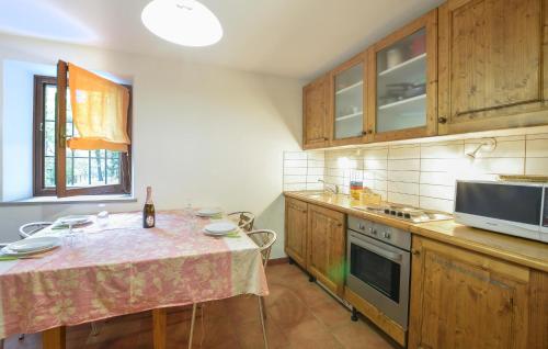 virtuve, Awesome Home In Loazzolo With Wifi in Loazzolo