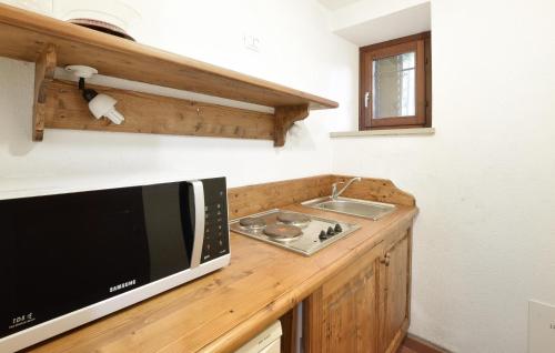 virtuve, Awesome Home In Loazzolo With Wifi in Loazzolo